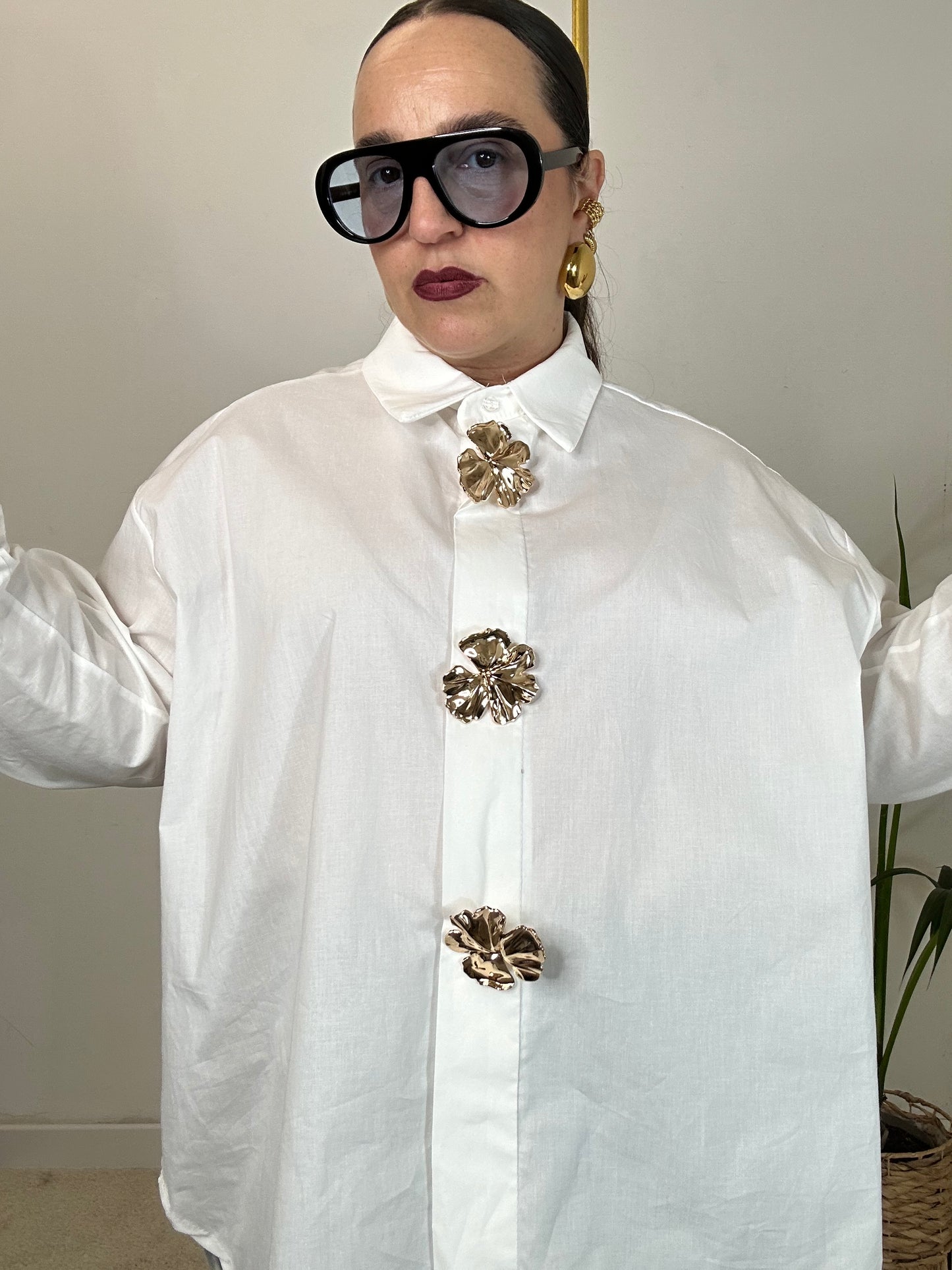 CAMICIA BIANCA CON SPILLA FIORE