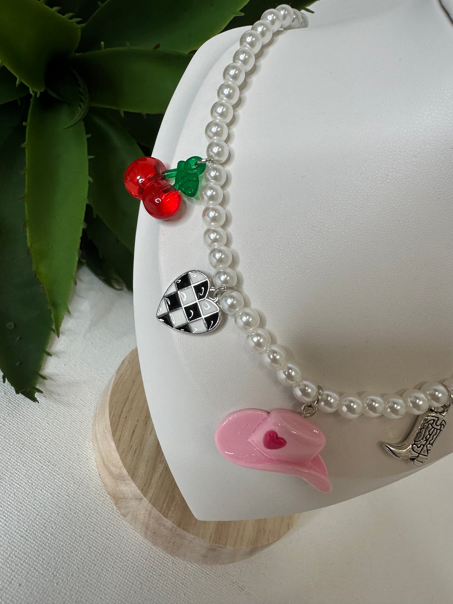 Collana di perle con charms