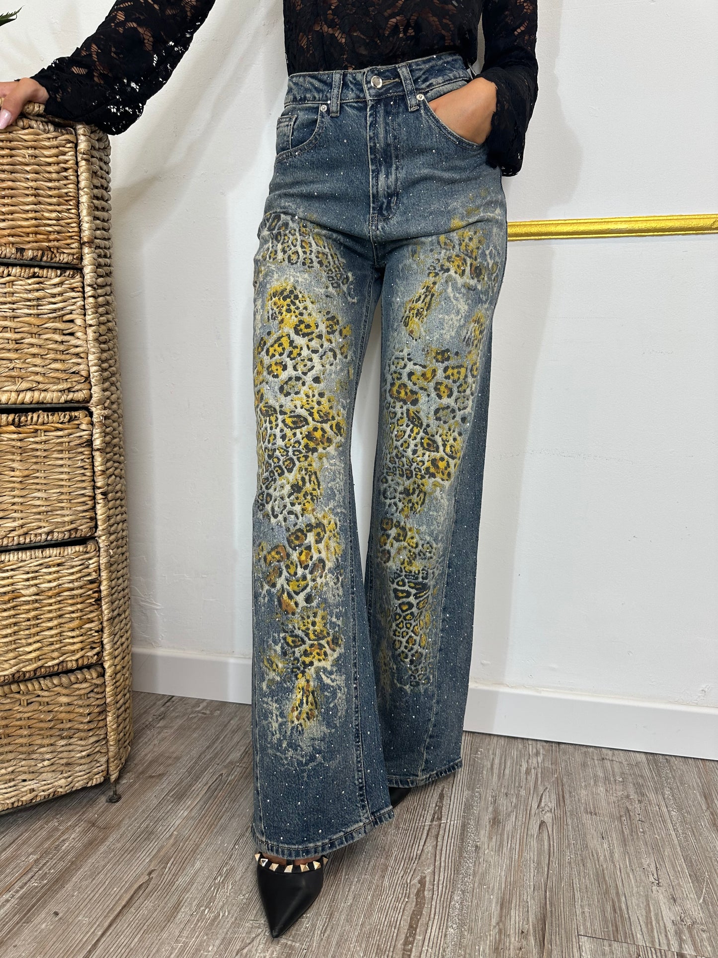 JEANS MACULATO CON STRASS