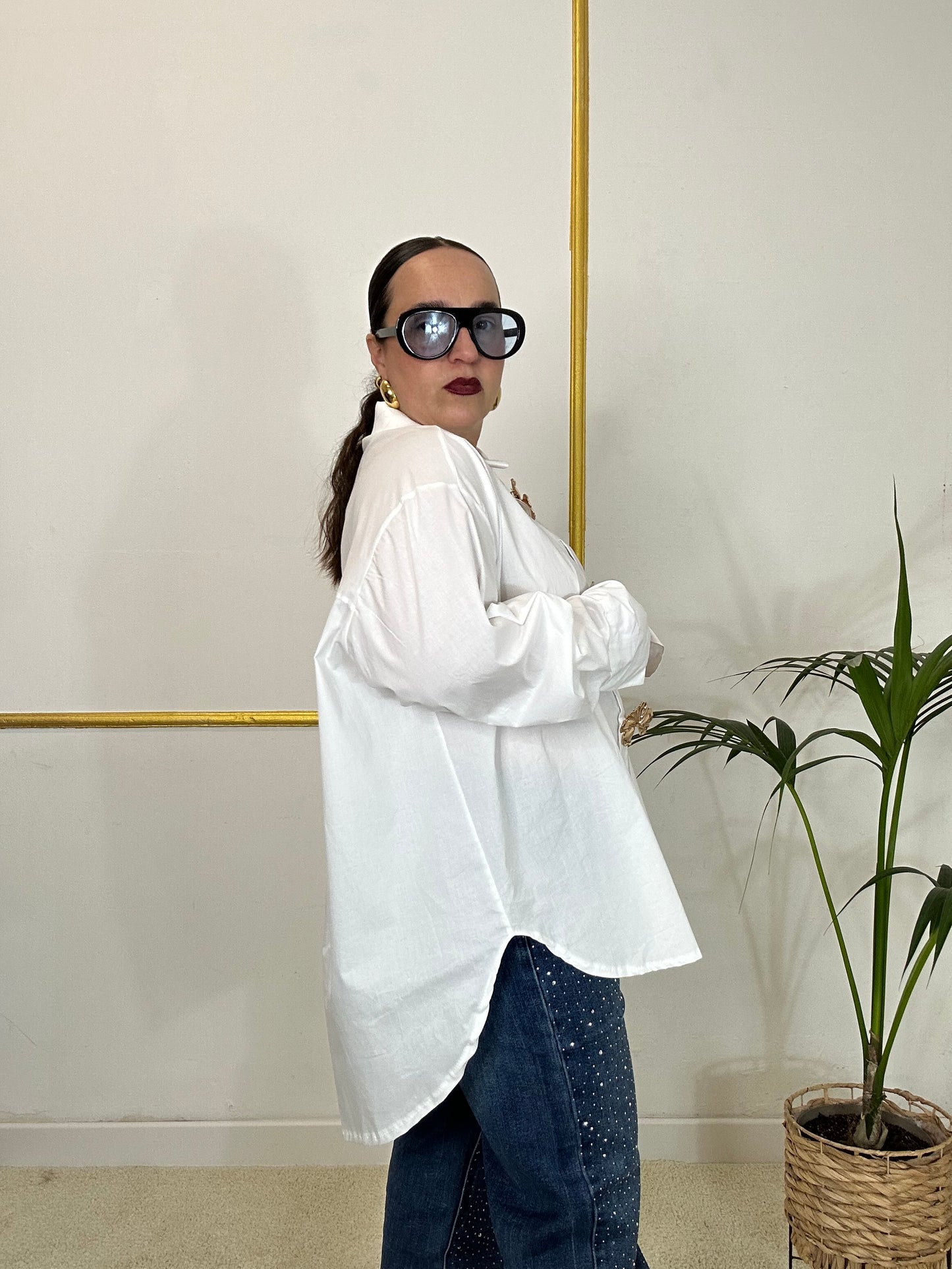 CAMICIA BIANCA CON SPILLA FIORE