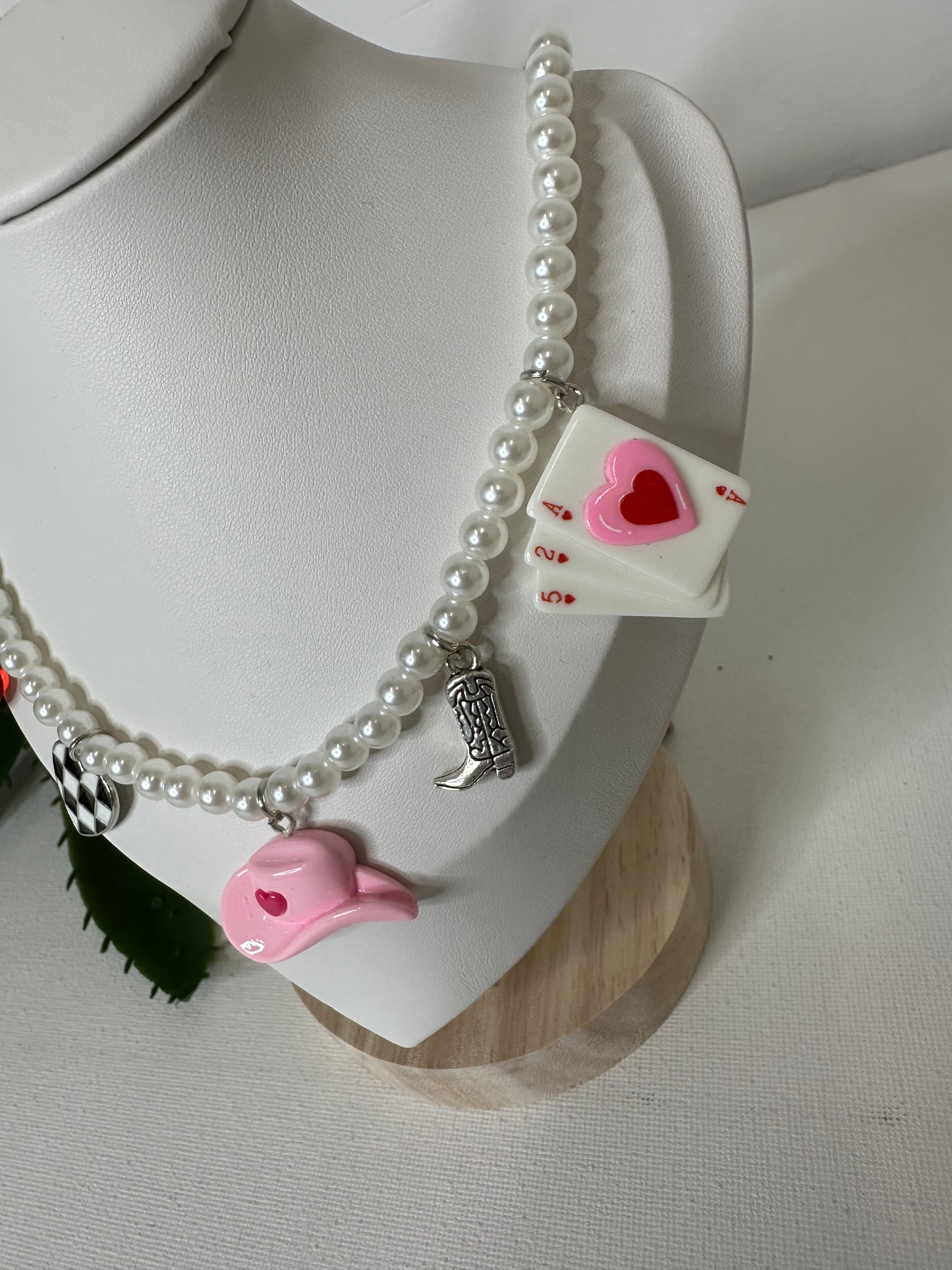 Collana di perle con charms