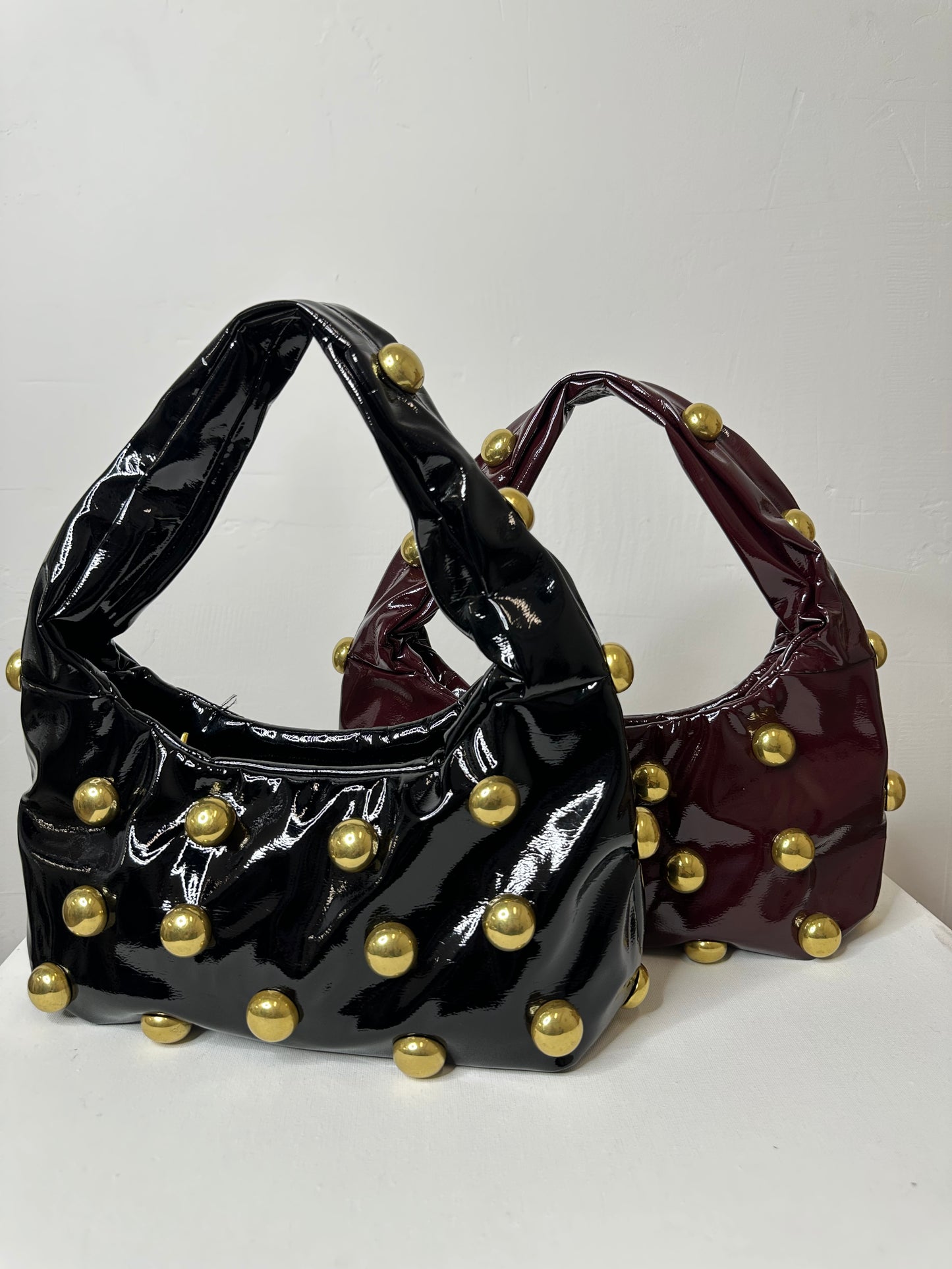 BORSA MEZZALUNA CON BORCHIE