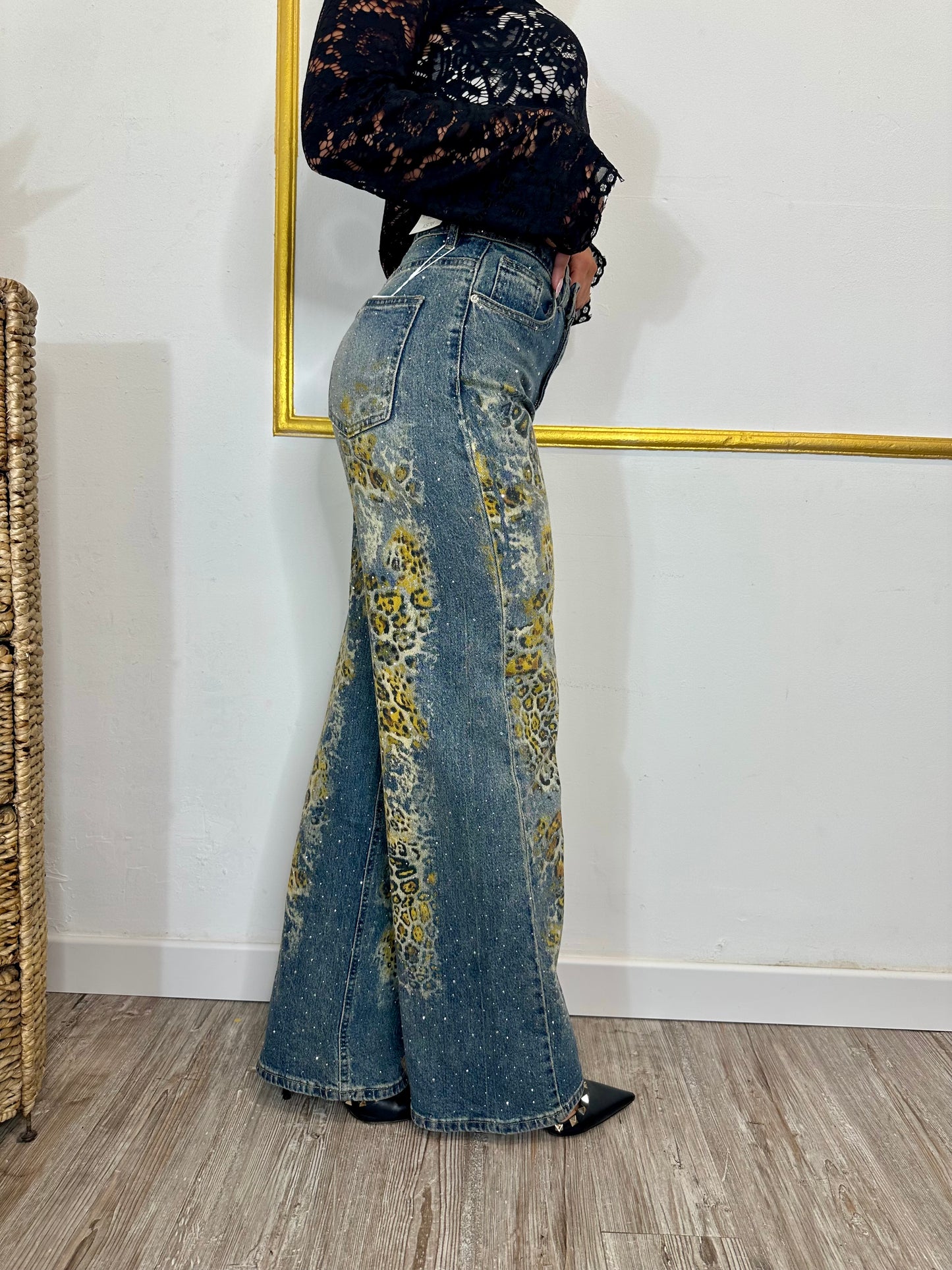 JEANS MACULATO CON STRASS