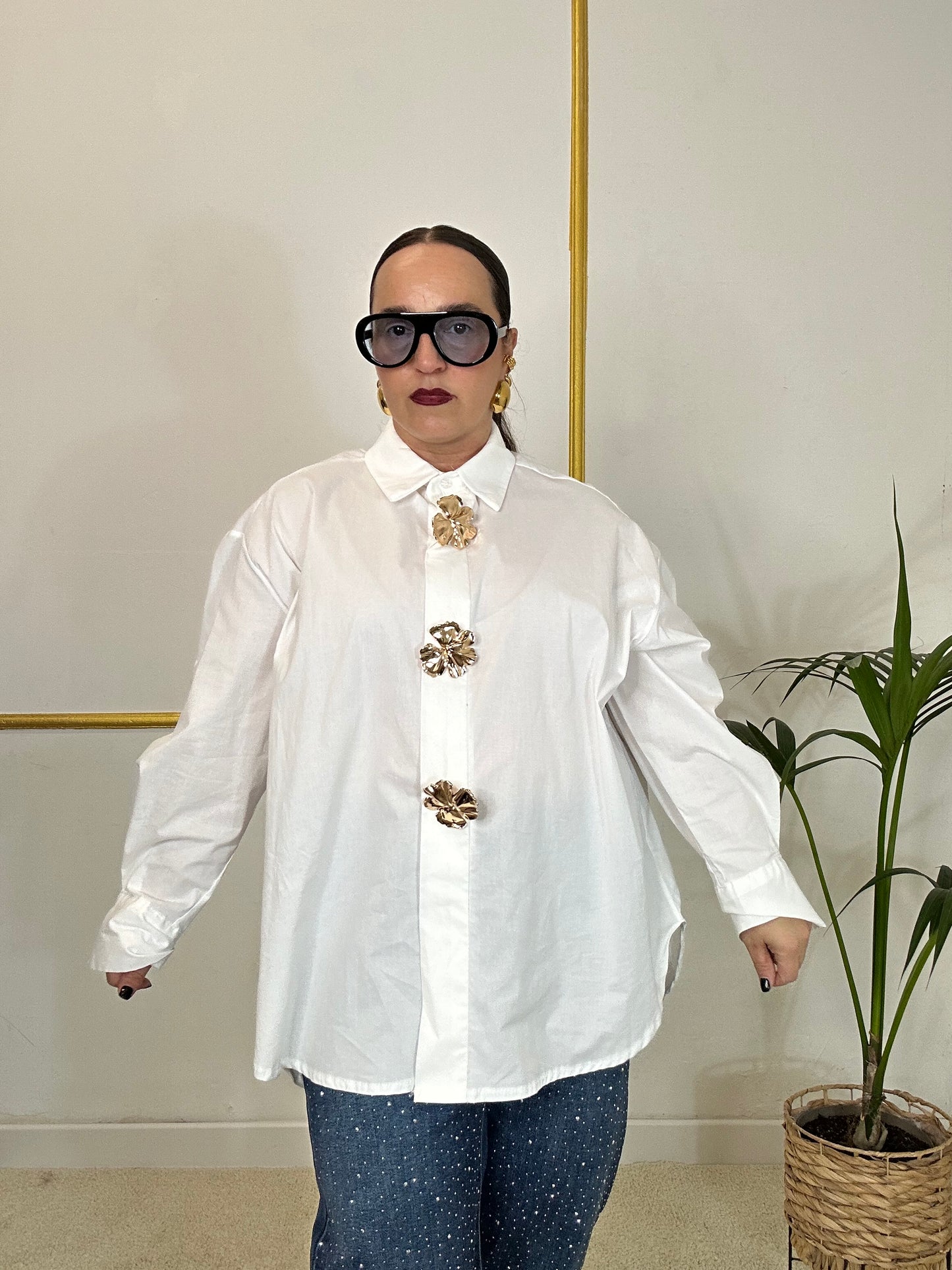CAMICIA BIANCA CON SPILLA FIORE