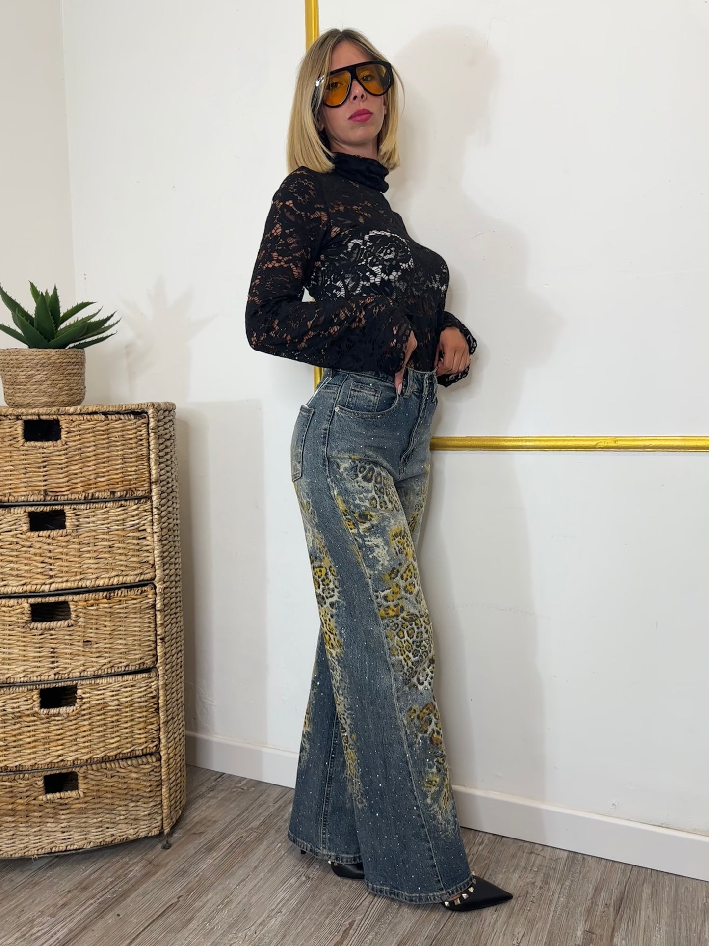 JEANS MACULATO CON STRASS