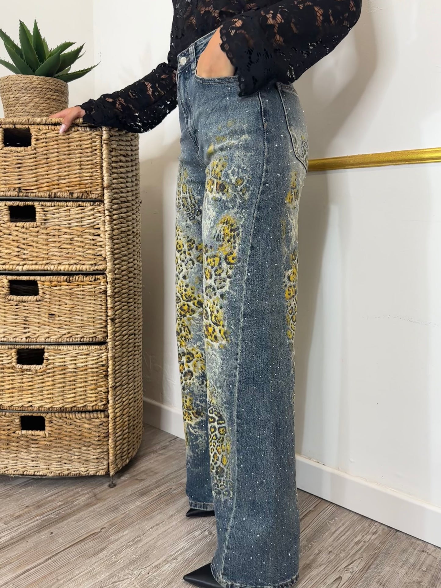 JEANS MACULATO CON STRASS