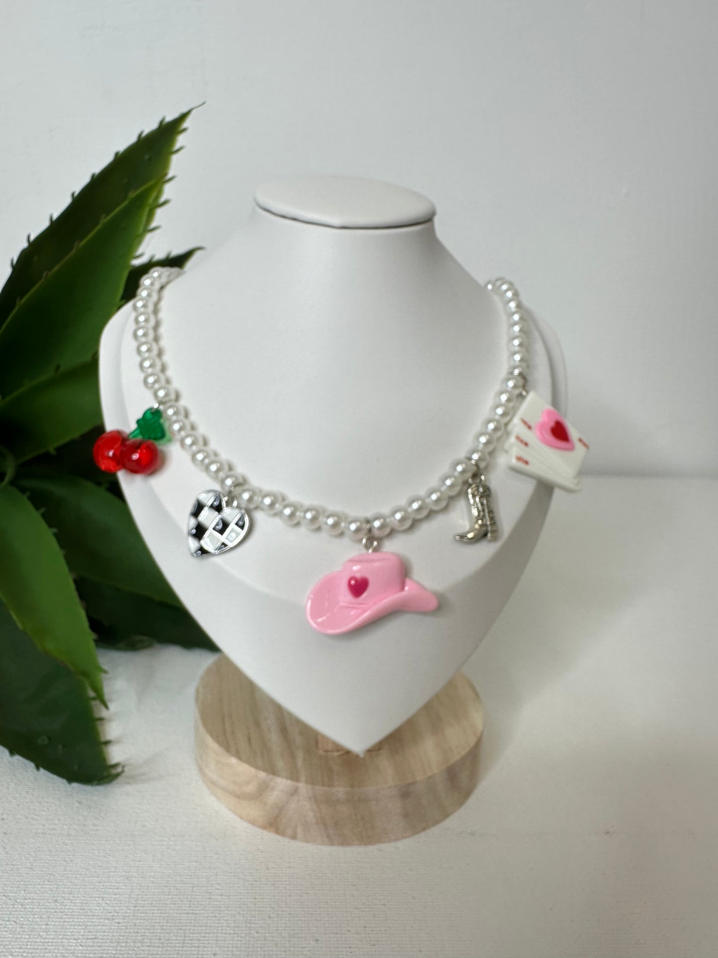 Collana di perle con charms