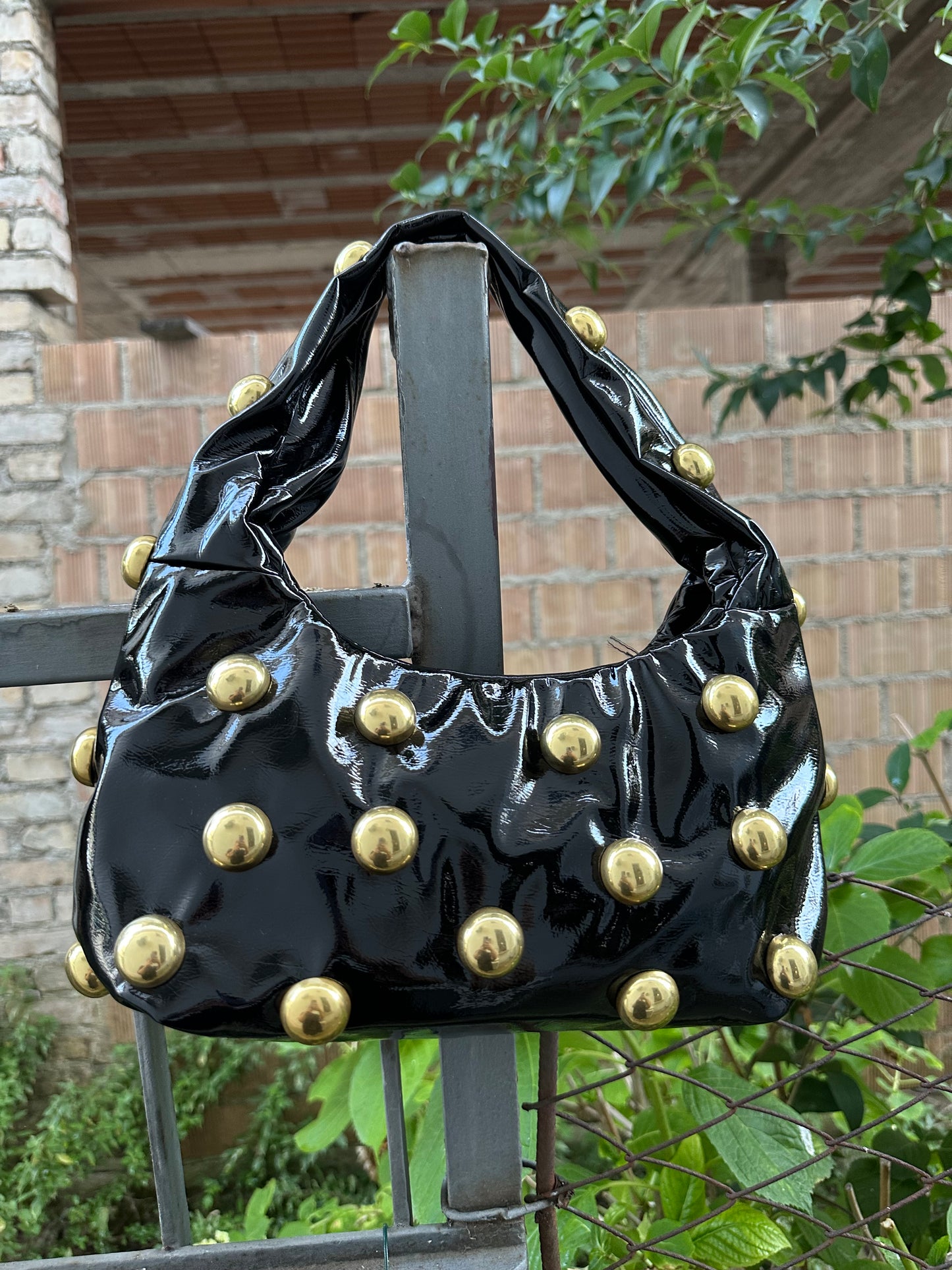 BORSA MEZZALUNA CON BORCHIE