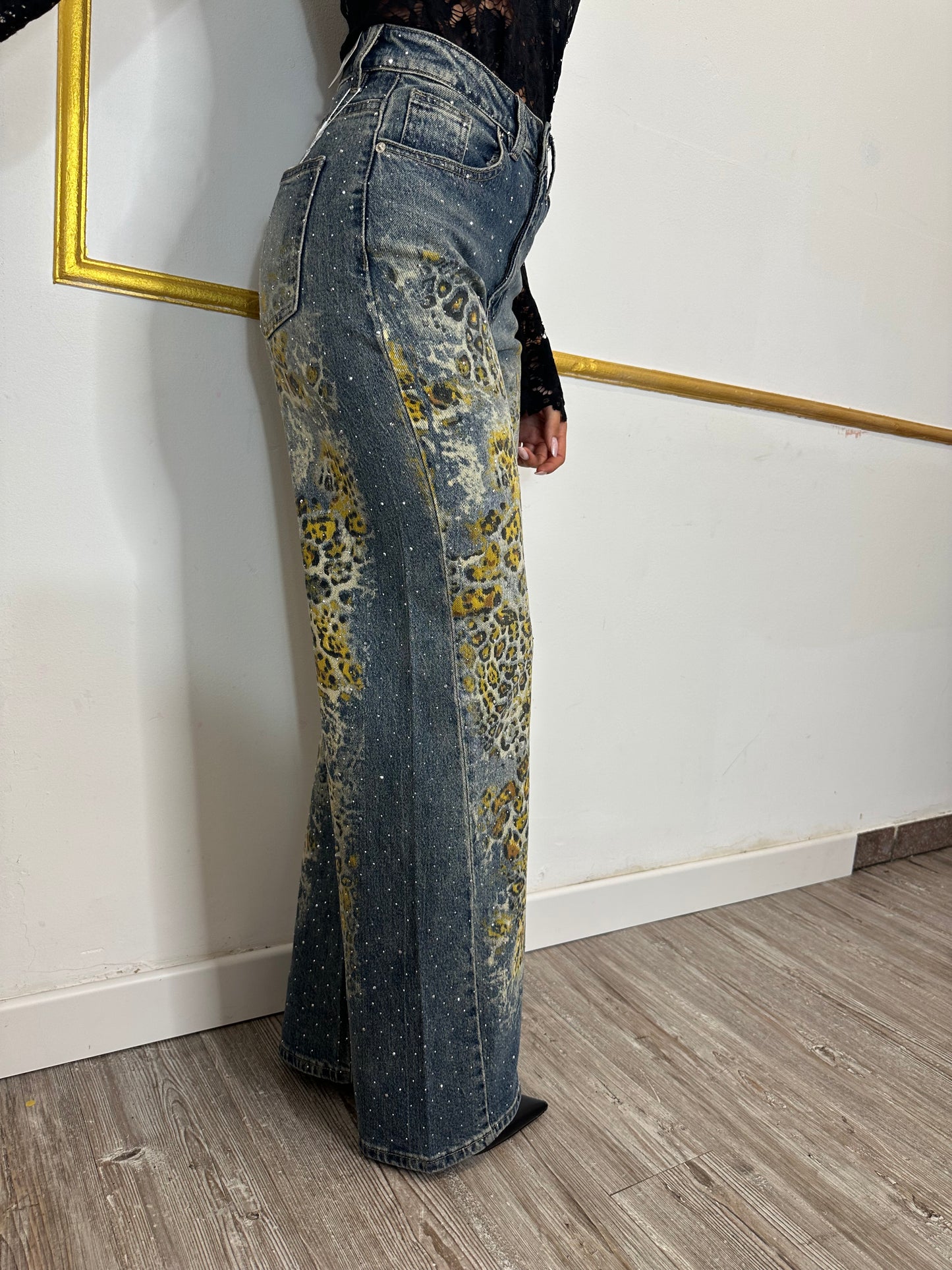 JEANS MACULATO CON STRASS