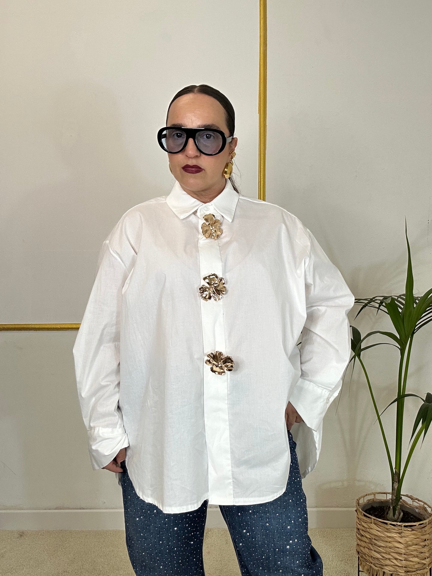 CAMICIA BIANCA CON SPILLA FIORE