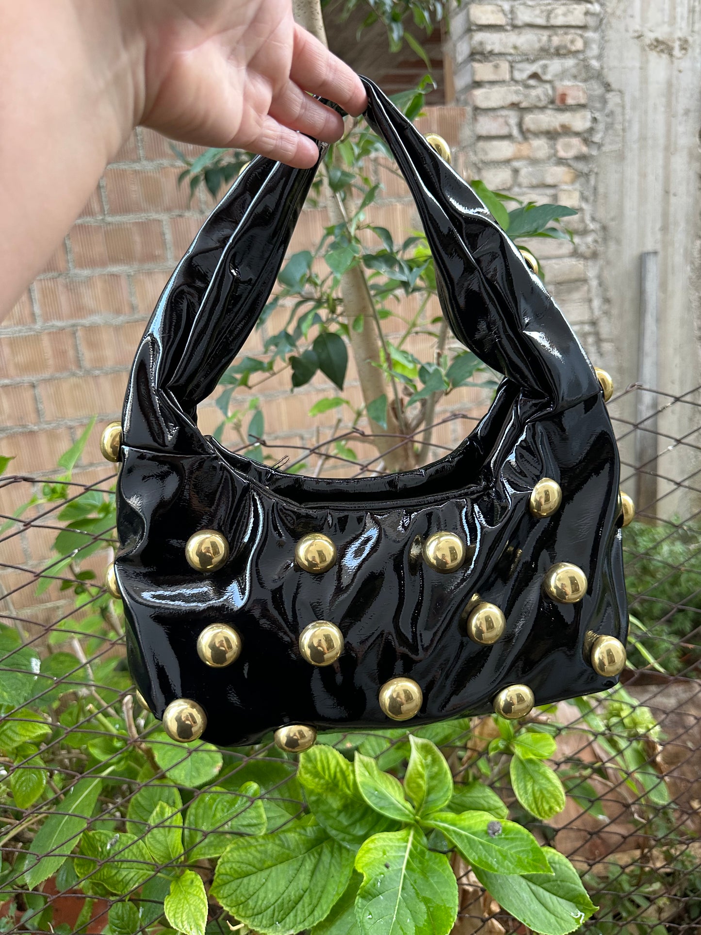 BORSA MEZZALUNA CON BORCHIE