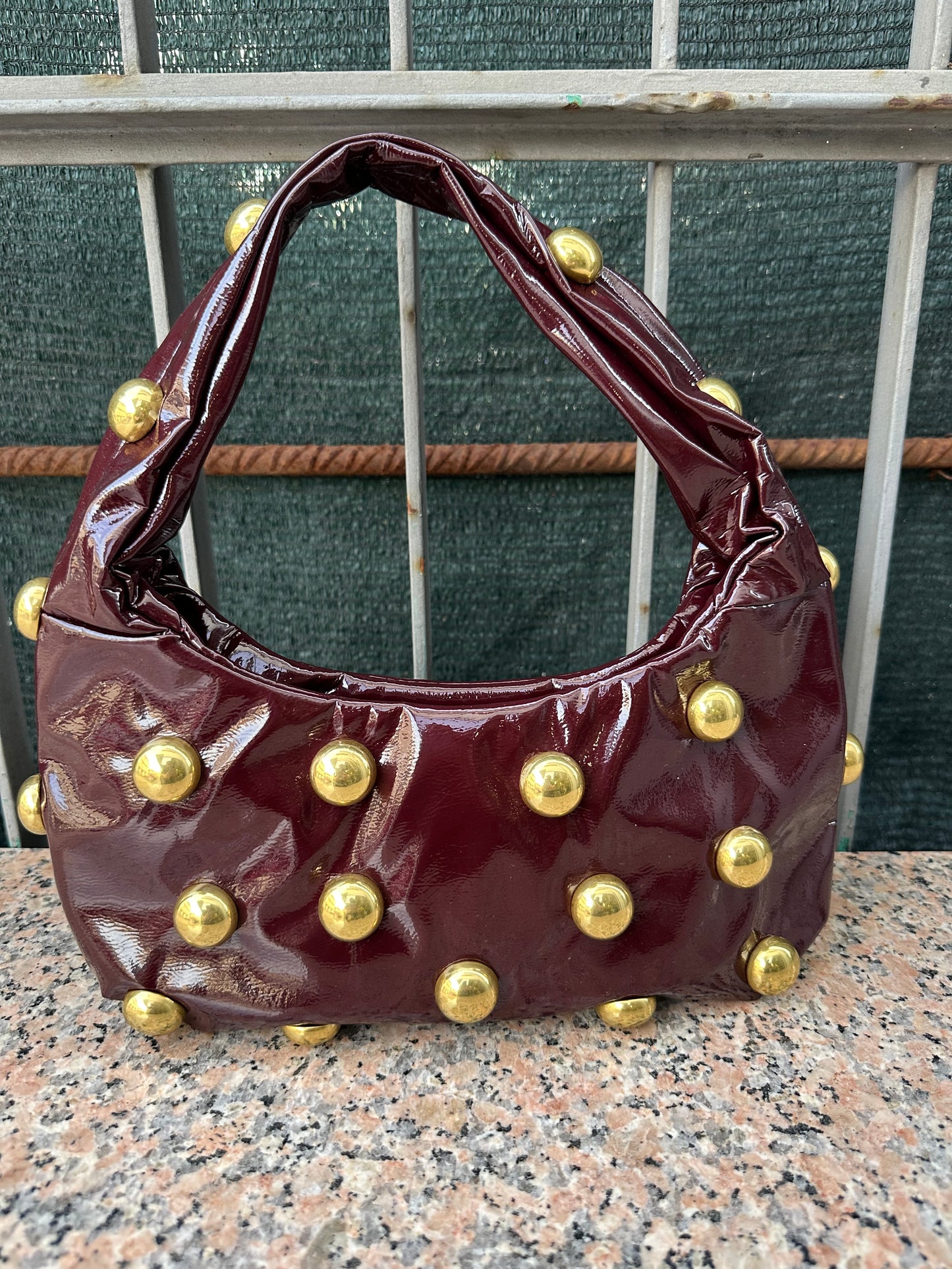 BORSA MEZZALUNA CON BORCHIE
