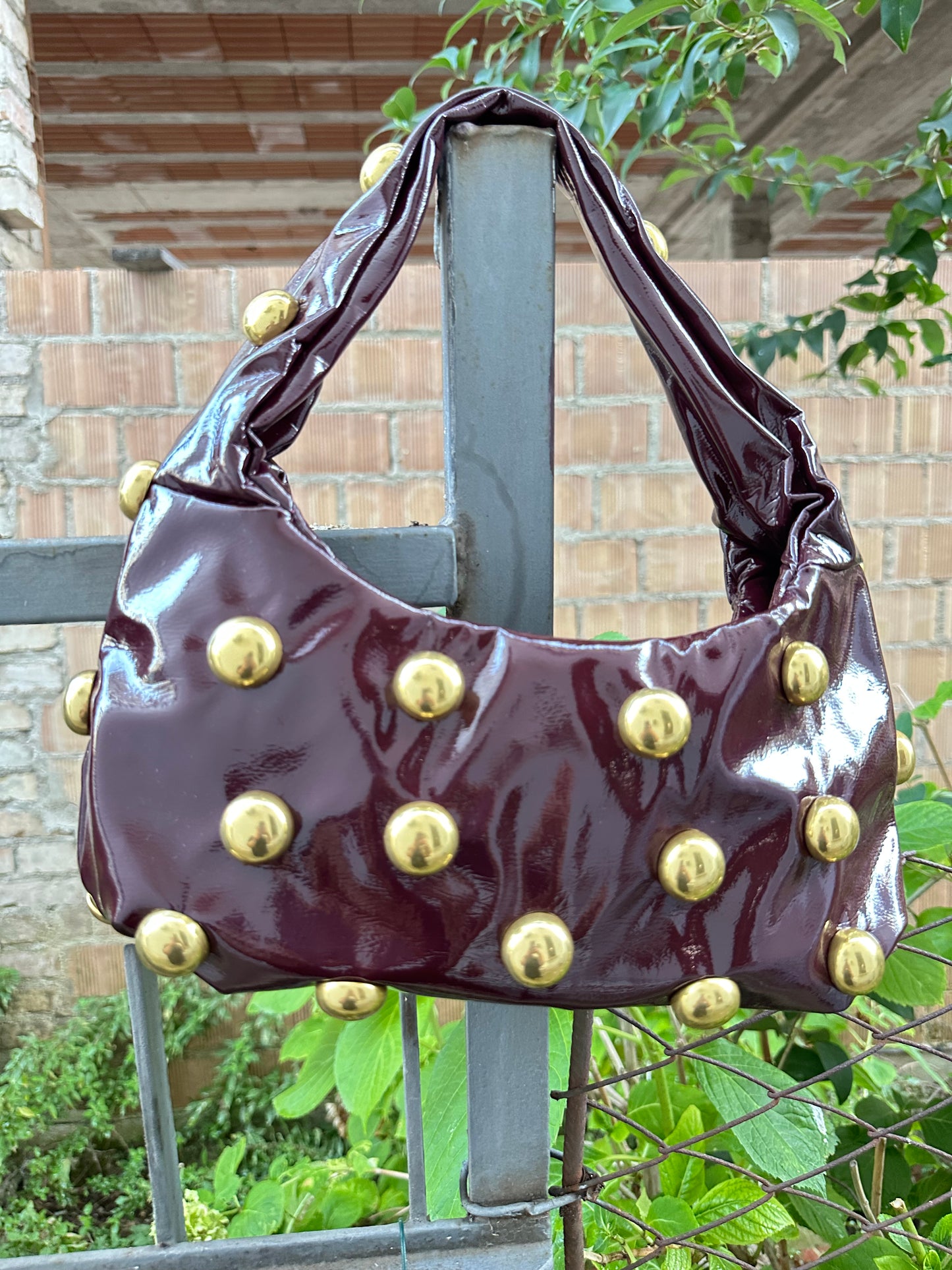 BORSA MEZZALUNA CON BORCHIE