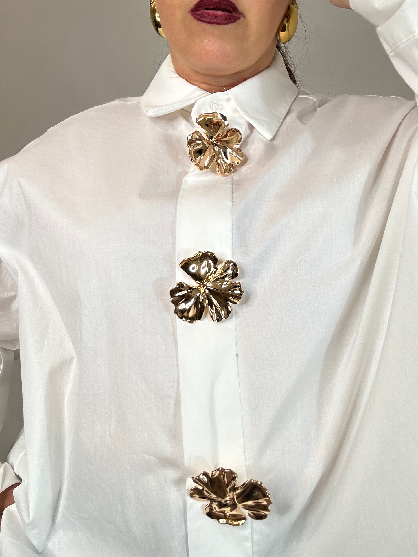 CAMICIA BIANCA CON SPILLA FIORE