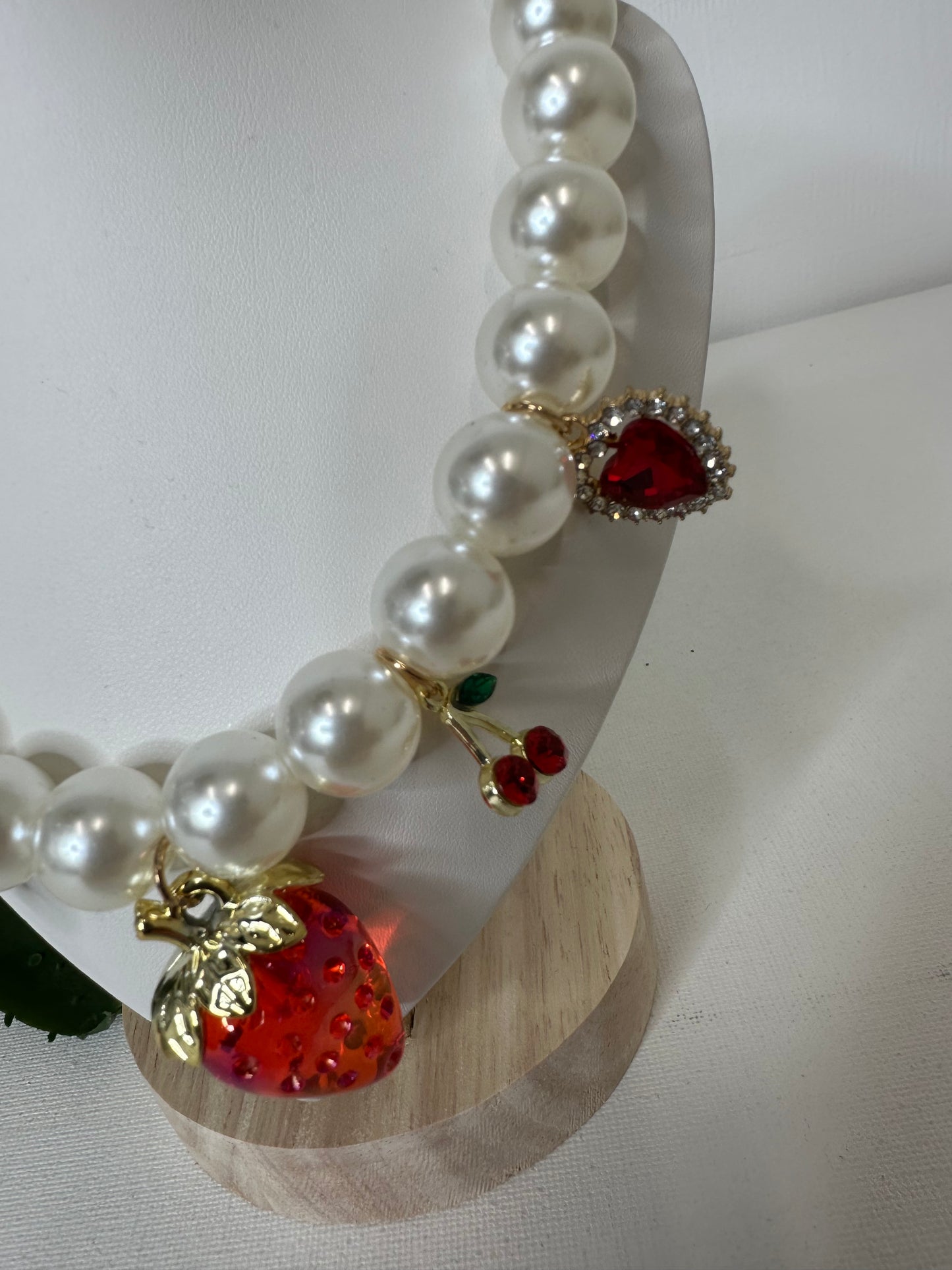 Collana di perle con charms