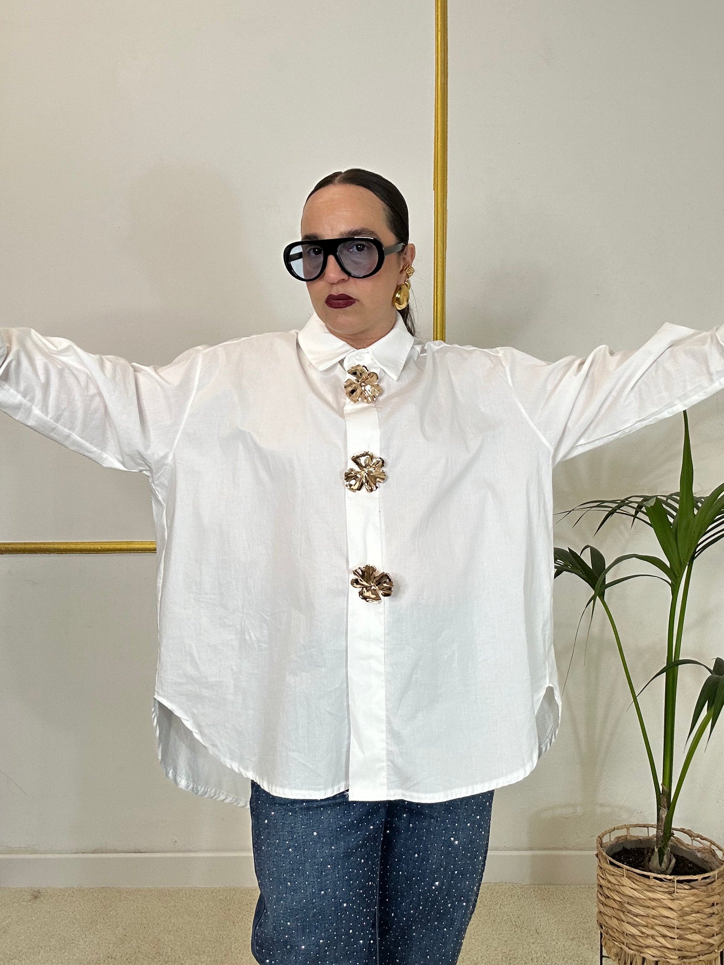 CAMICIA BIANCA CON SPILLA FIORE