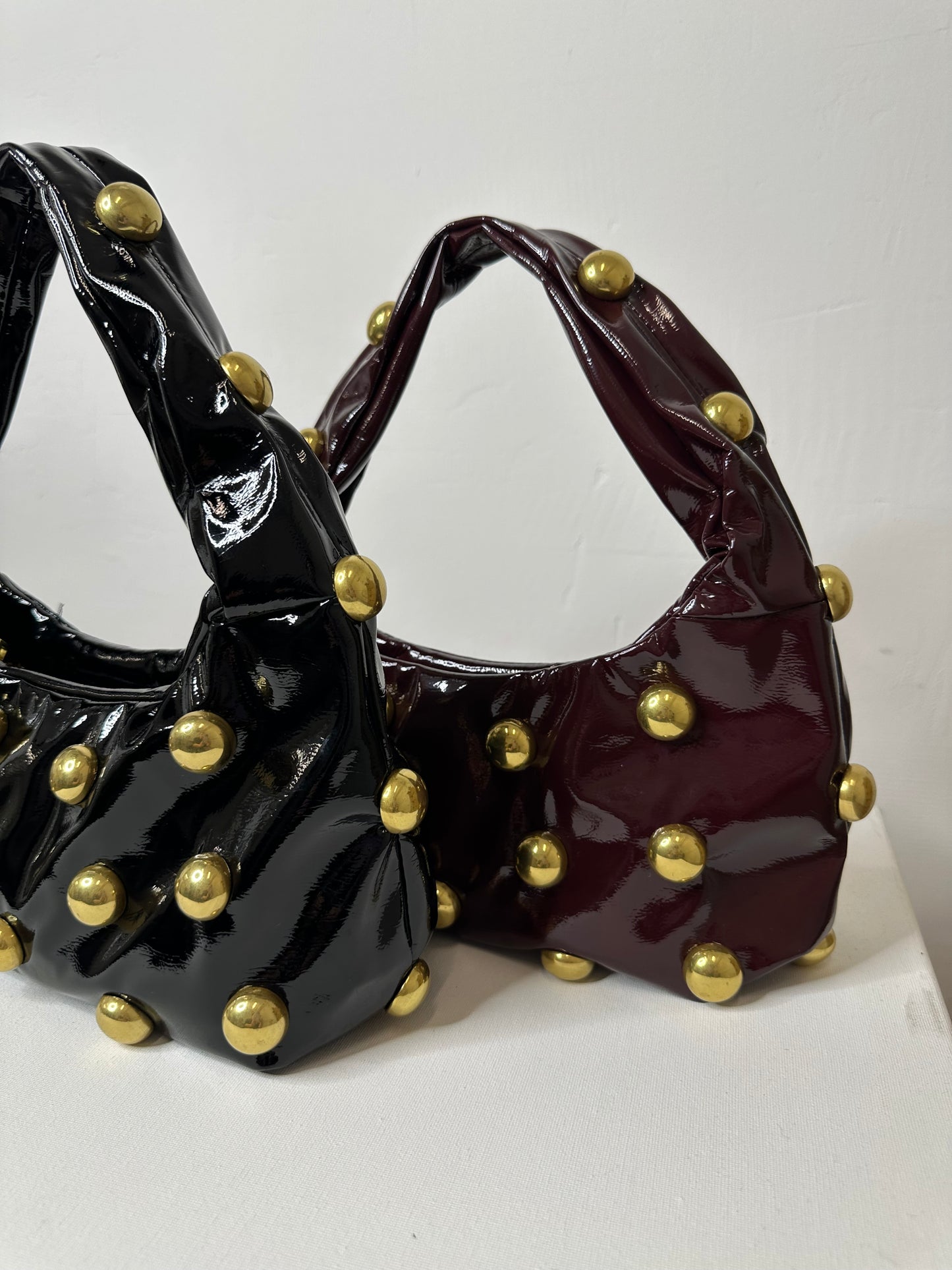 BORSA MEZZALUNA CON BORCHIE