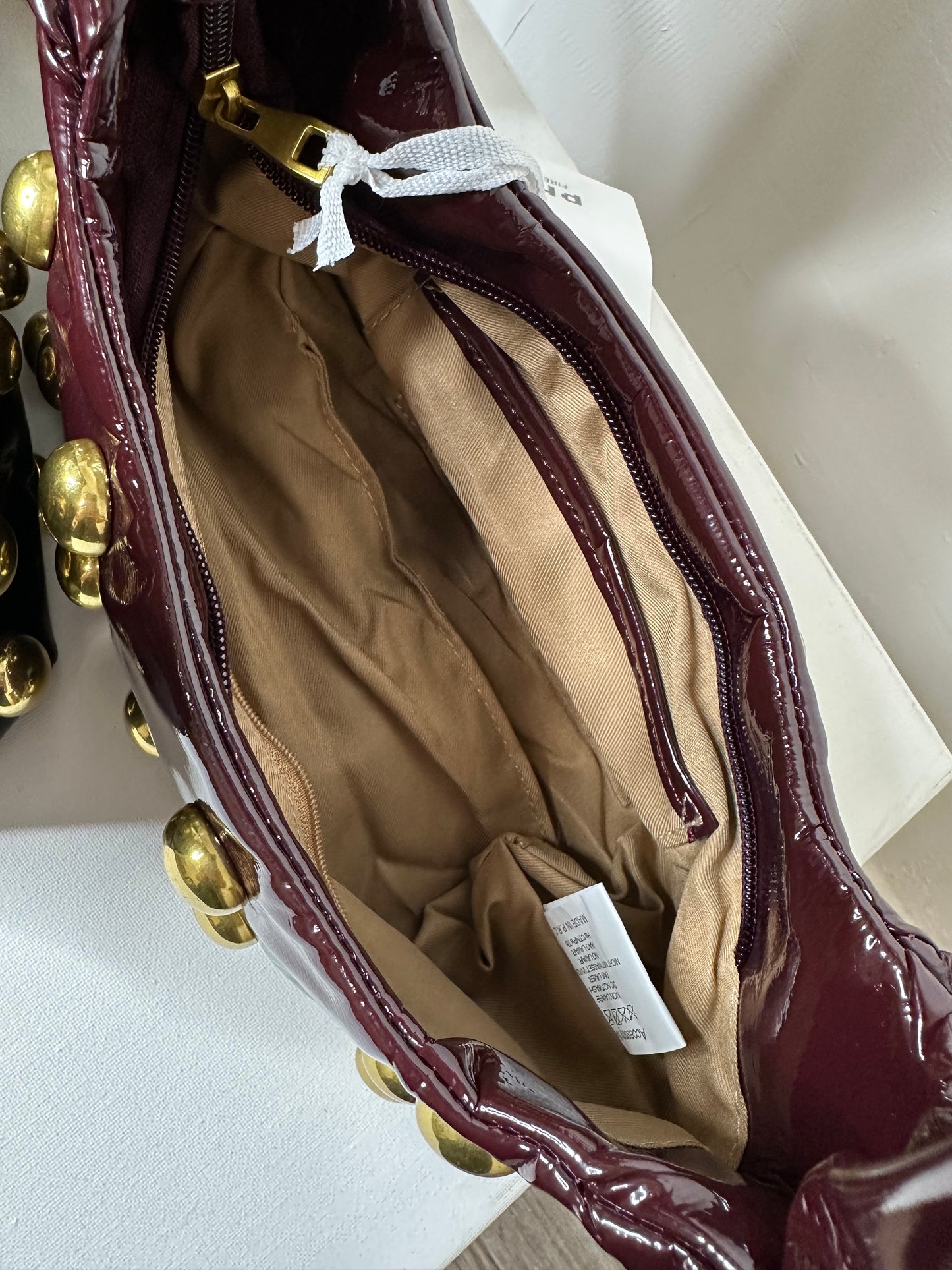 BORSA MEZZALUNA CON BORCHIE