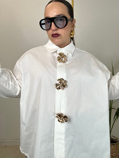 CAMICIA BIANCA CON SPILLA FIORE