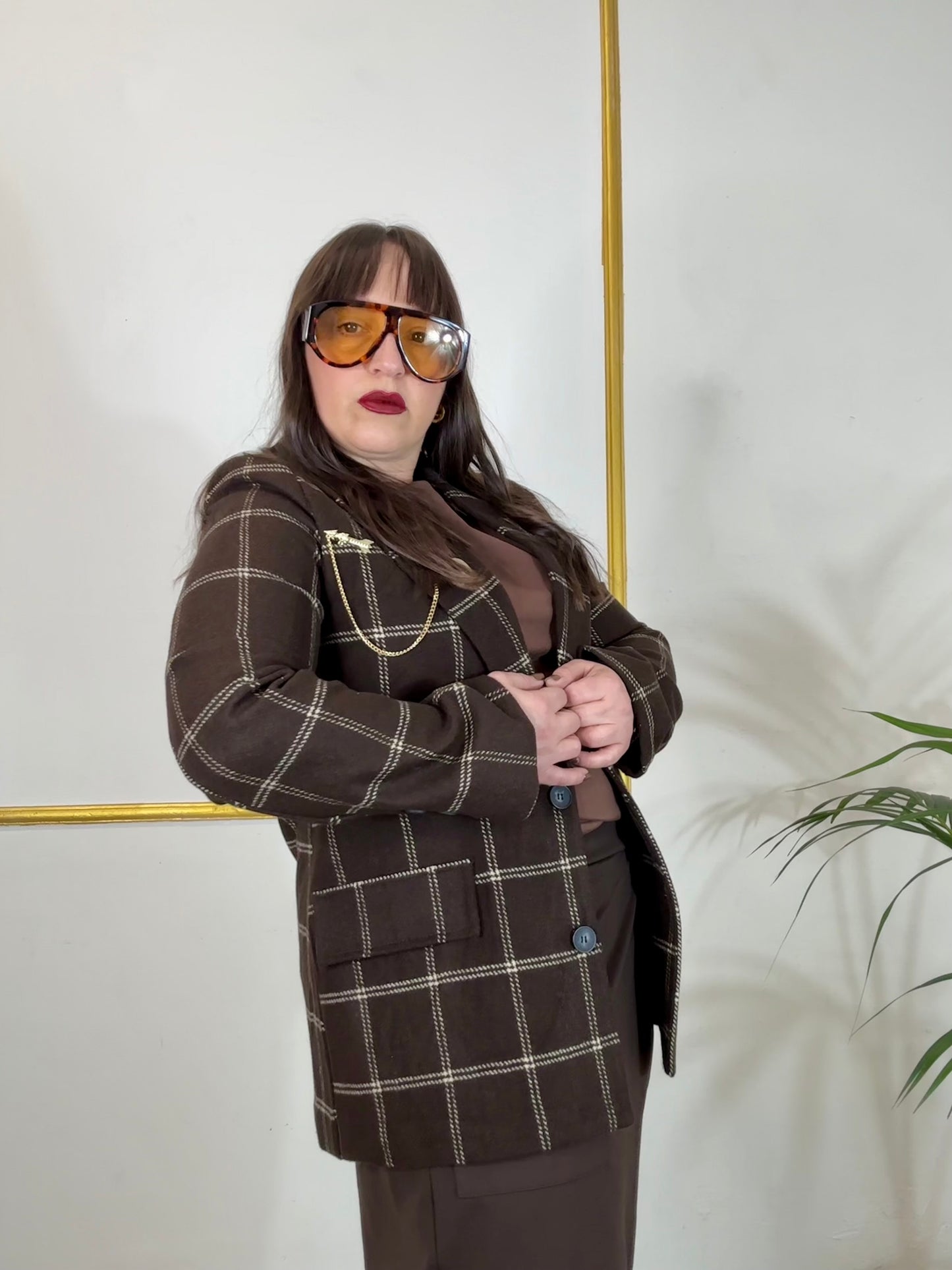 GIACCA MARRONE CON SPILLA