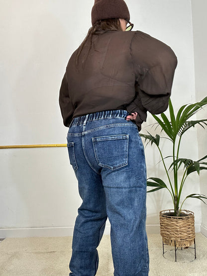 JEANS MOM FIT CON ELASTICO