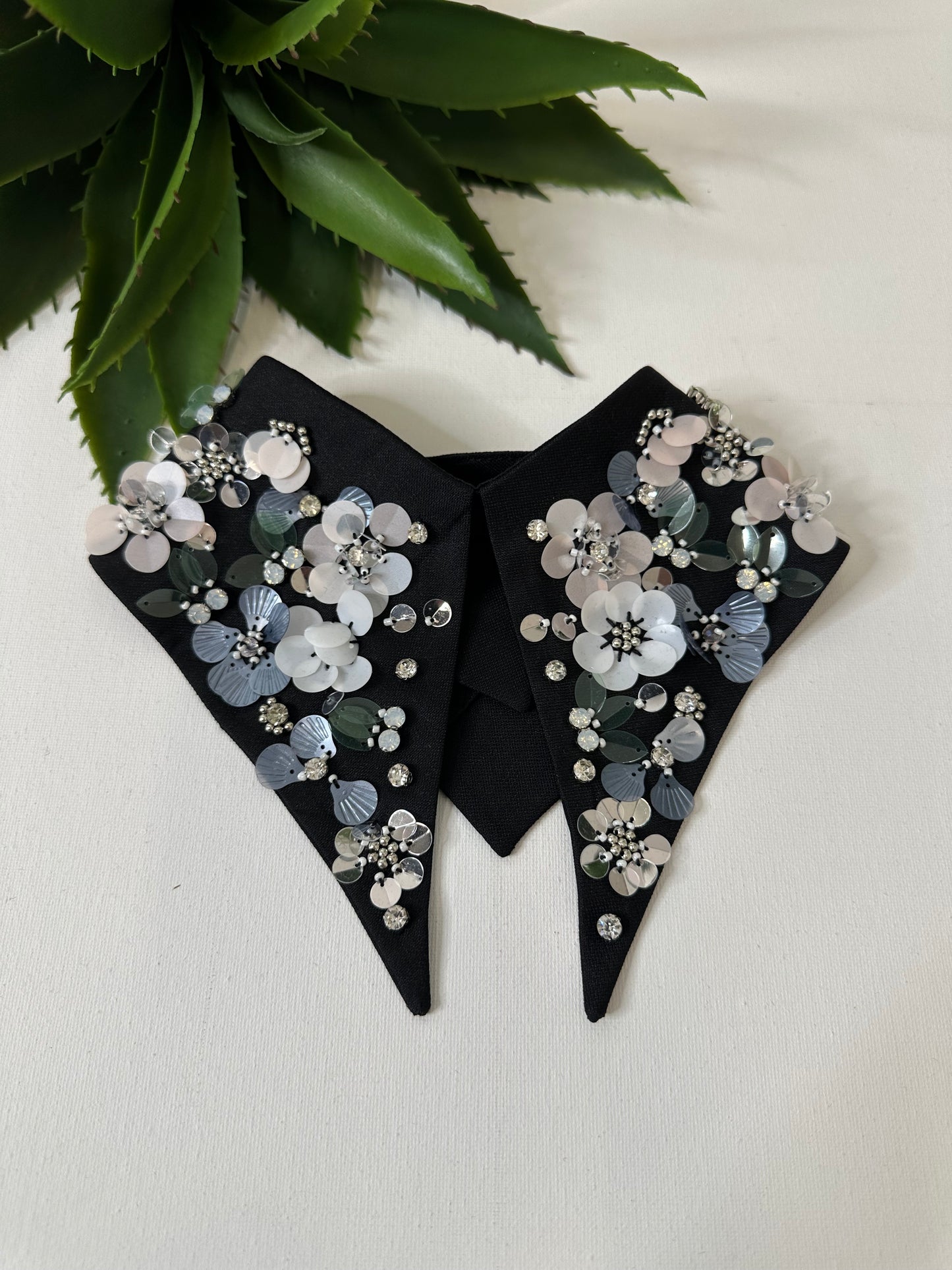 COLLETTO NERO CON FIORI