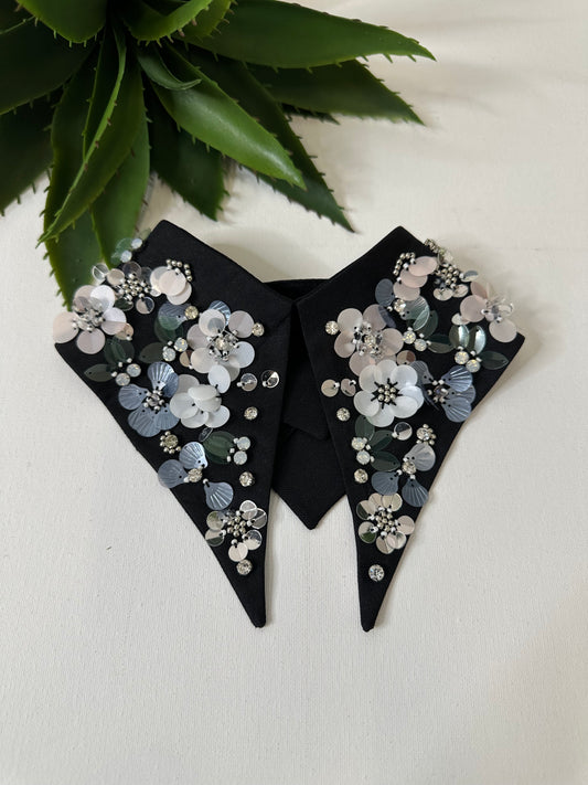COLLETTO NERO CON FIORI