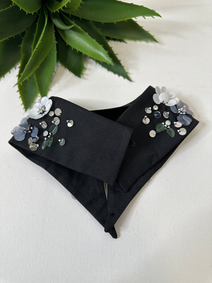 COLLETTO NERO CON FIORI