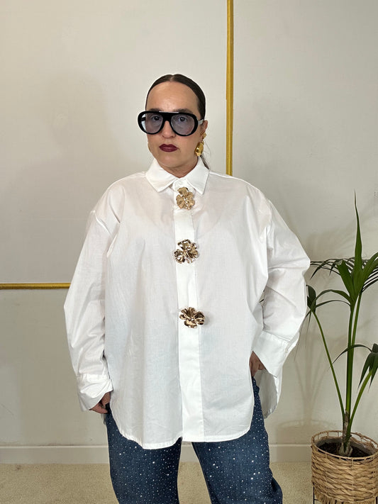 CAMICIA BIANCA CON SPILLA FIORE
