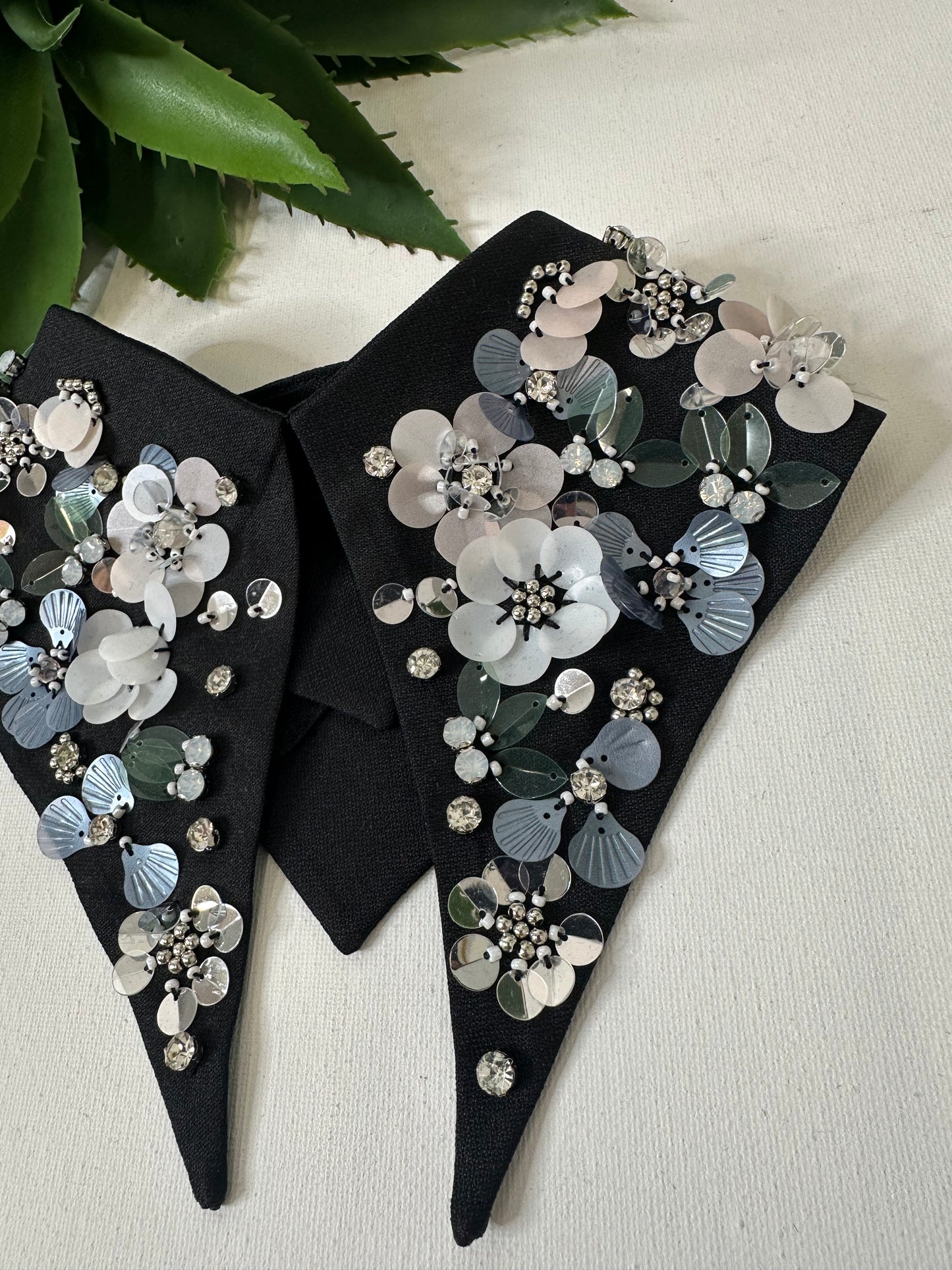 COLLETTO NERO CON FIORI