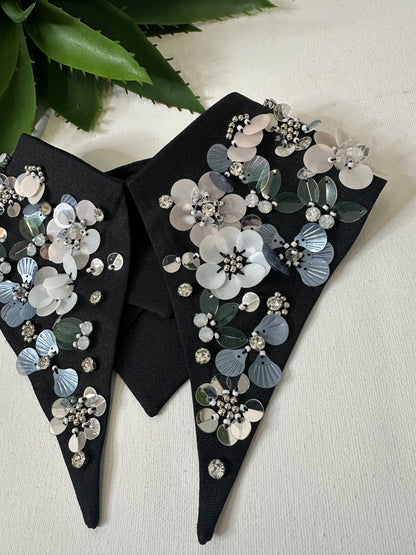 COLLETTO NERO CON FIORI