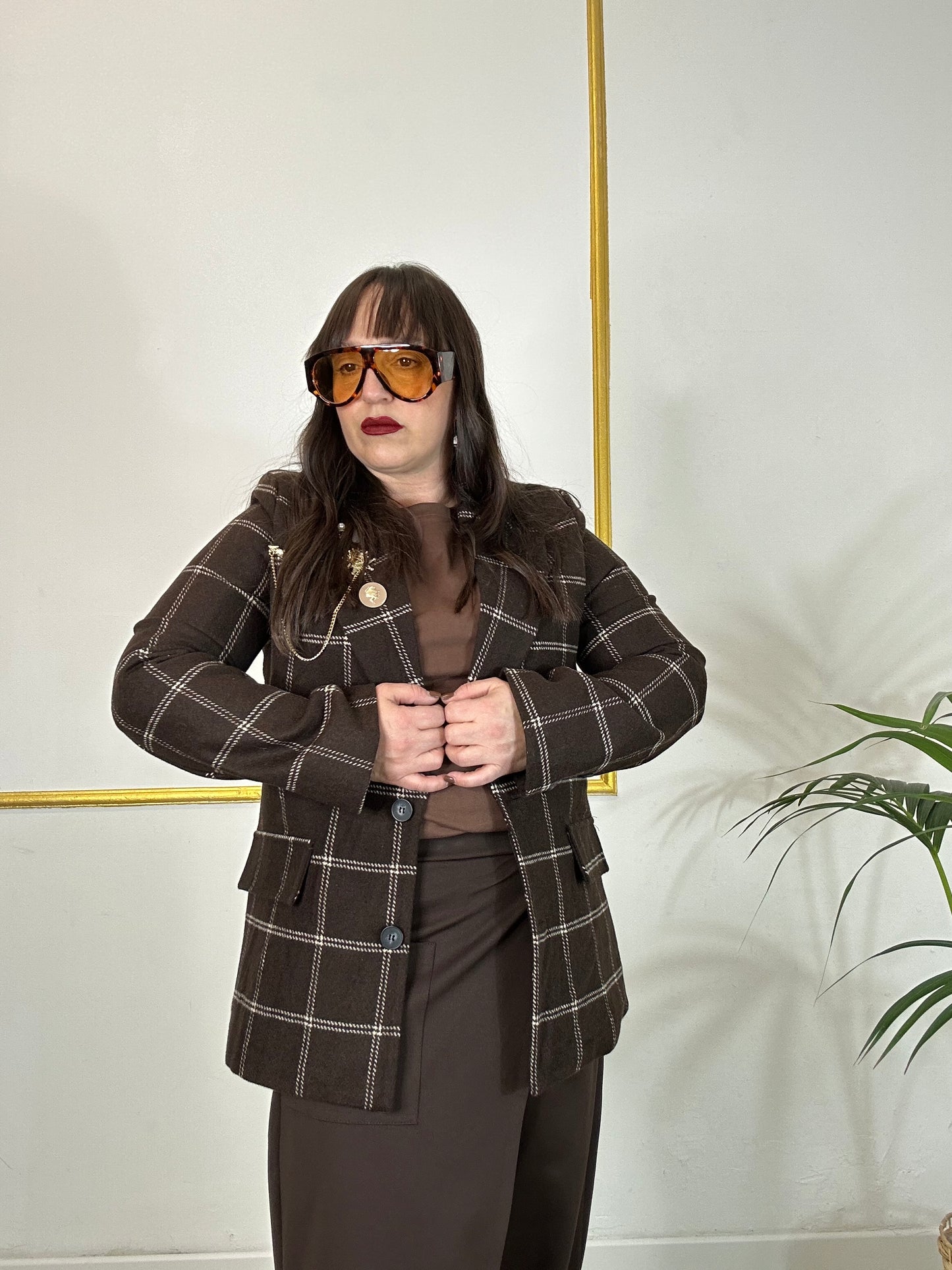 GIACCA MARRONE CON SPILLA