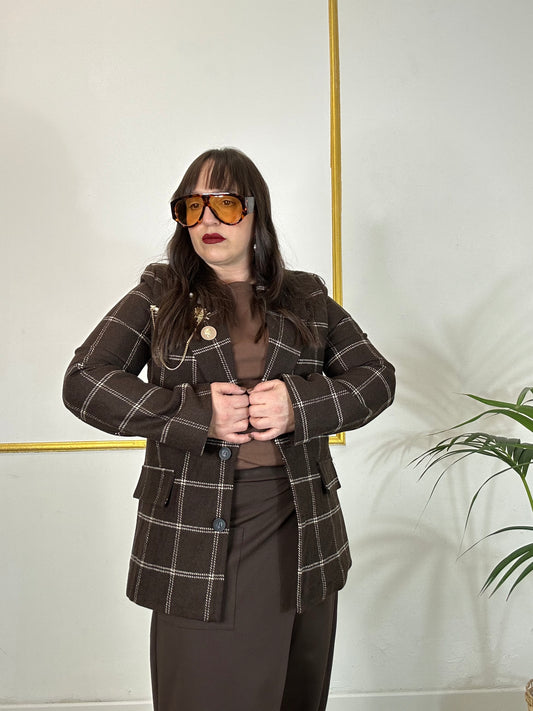 GIACCA MARRONE CON SPILLA