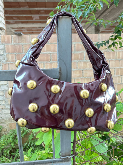 BORSA MEZZALUNA CON BORCHIE