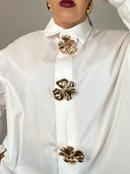 CAMICIA BIANCA CON SPILLA FIORE