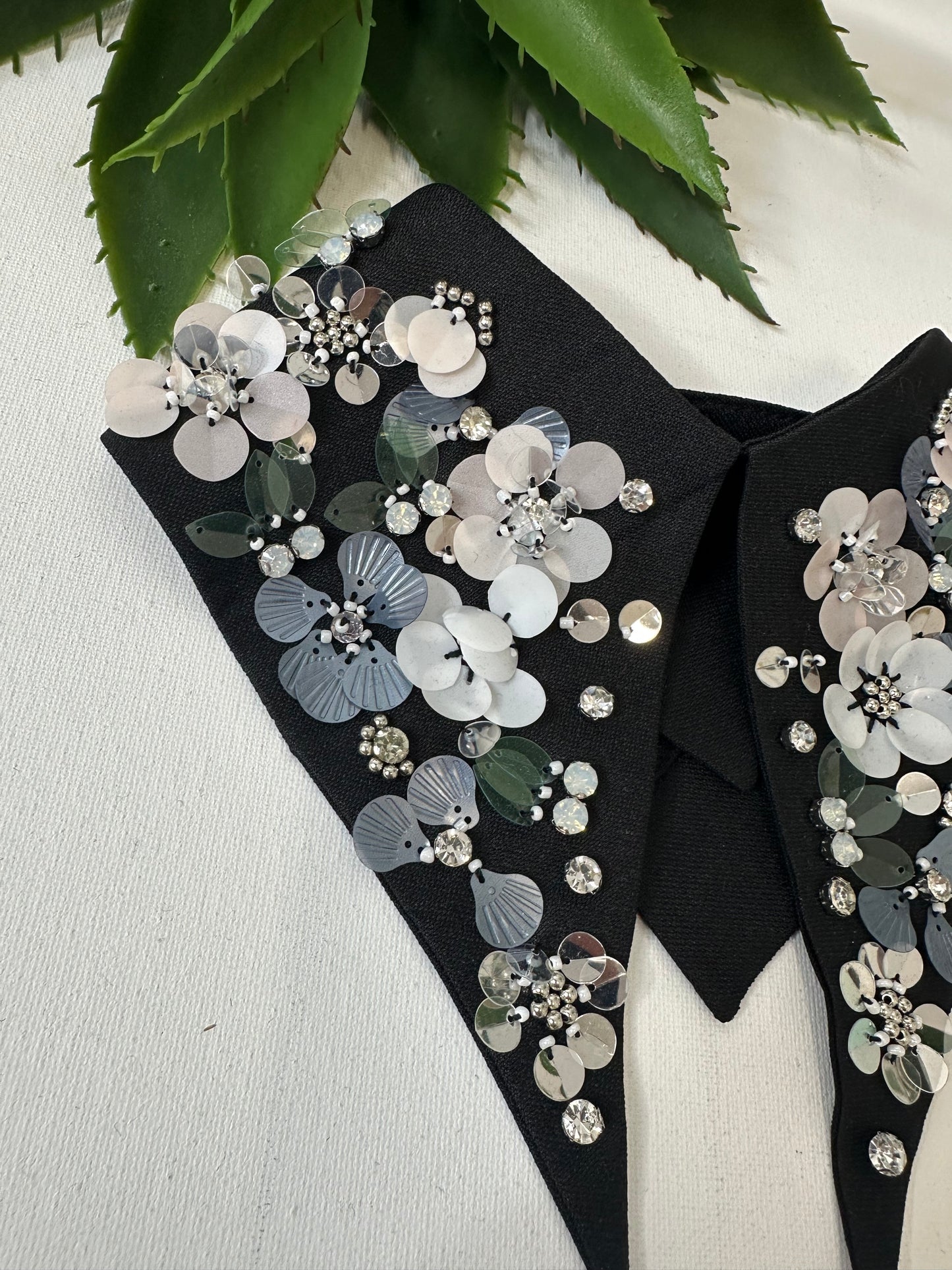 COLLETTO NERO CON FIORI