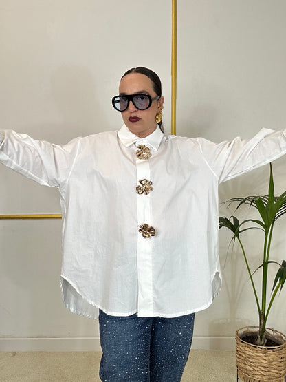 CAMICIA BIANCA CON SPILLA FIORE