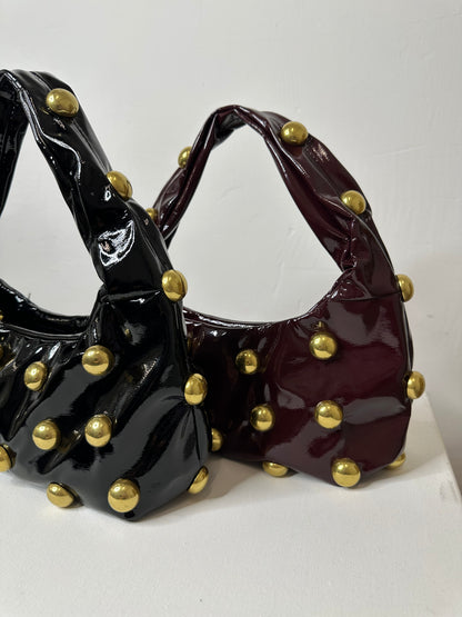 BORSA MEZZALUNA CON BORCHIE